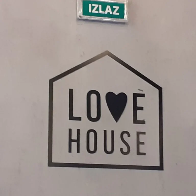 Reklamna slova od foreksa za poslovni prostor