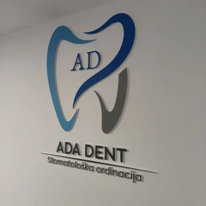 3D slova od foreksa na zidu