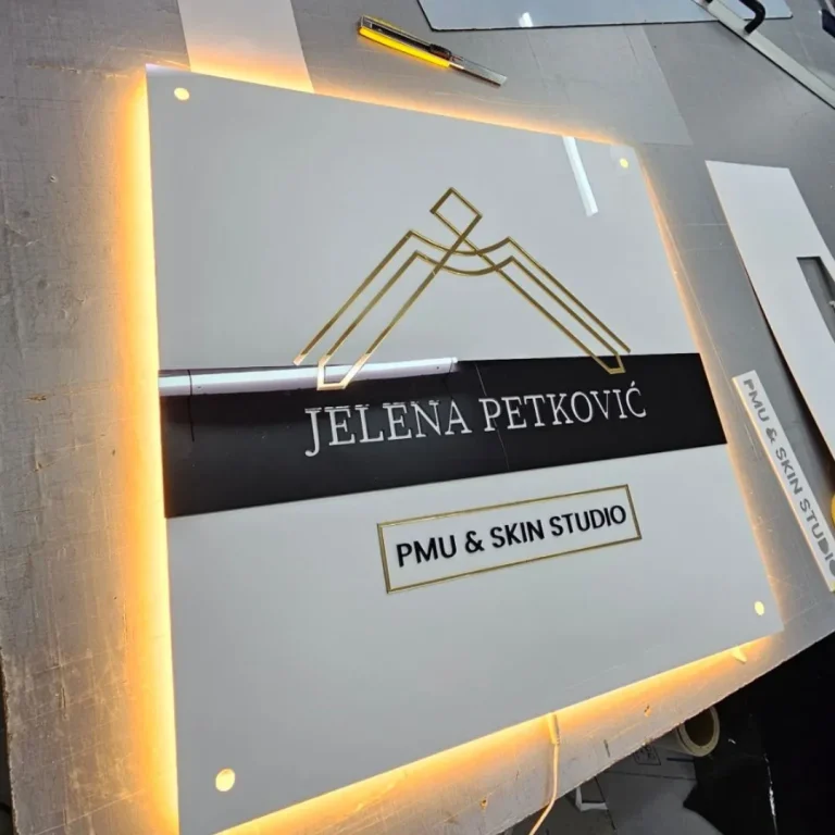 Logo sa pozadinskim sijanjem na zidu recepcije
