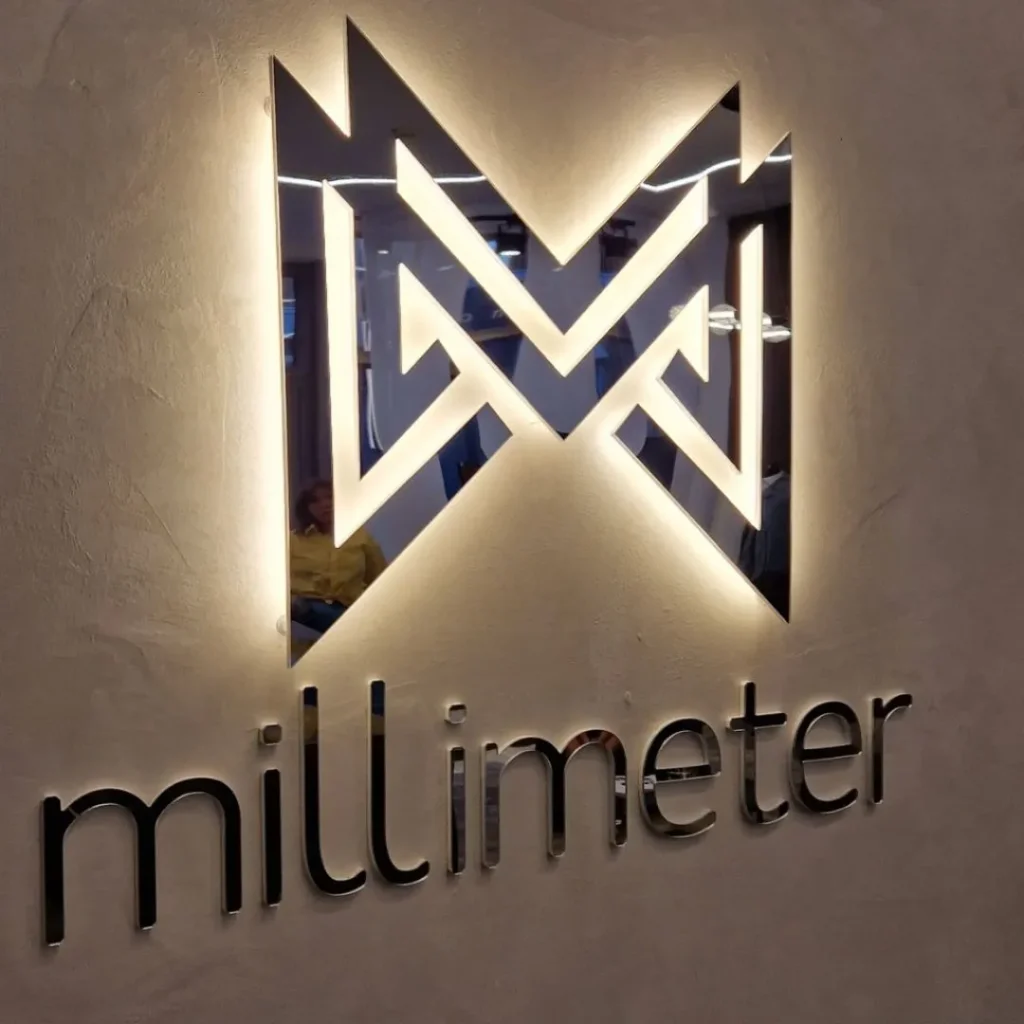 3D svetleći logo sa pozadinskim LED osvetljenjem