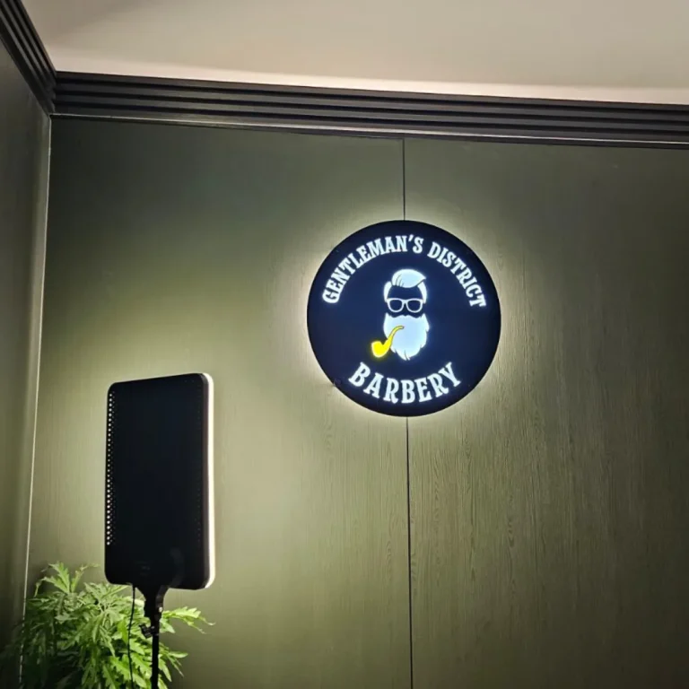 Logo sa pozadinskim sijanjem na zidu recepcije