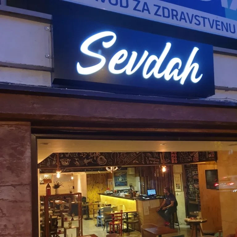 Svetleća reklama sa LED osvetljenjem na fasadi lokala